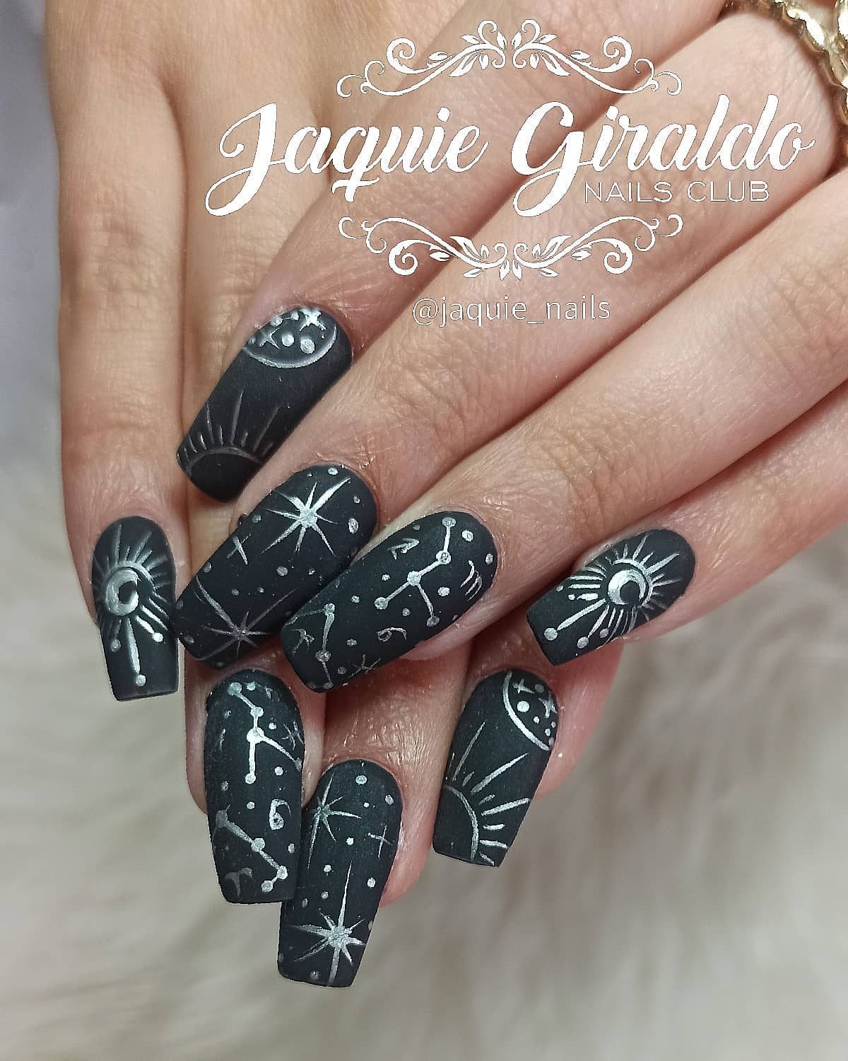 Diseño de uñas temática zodiaco