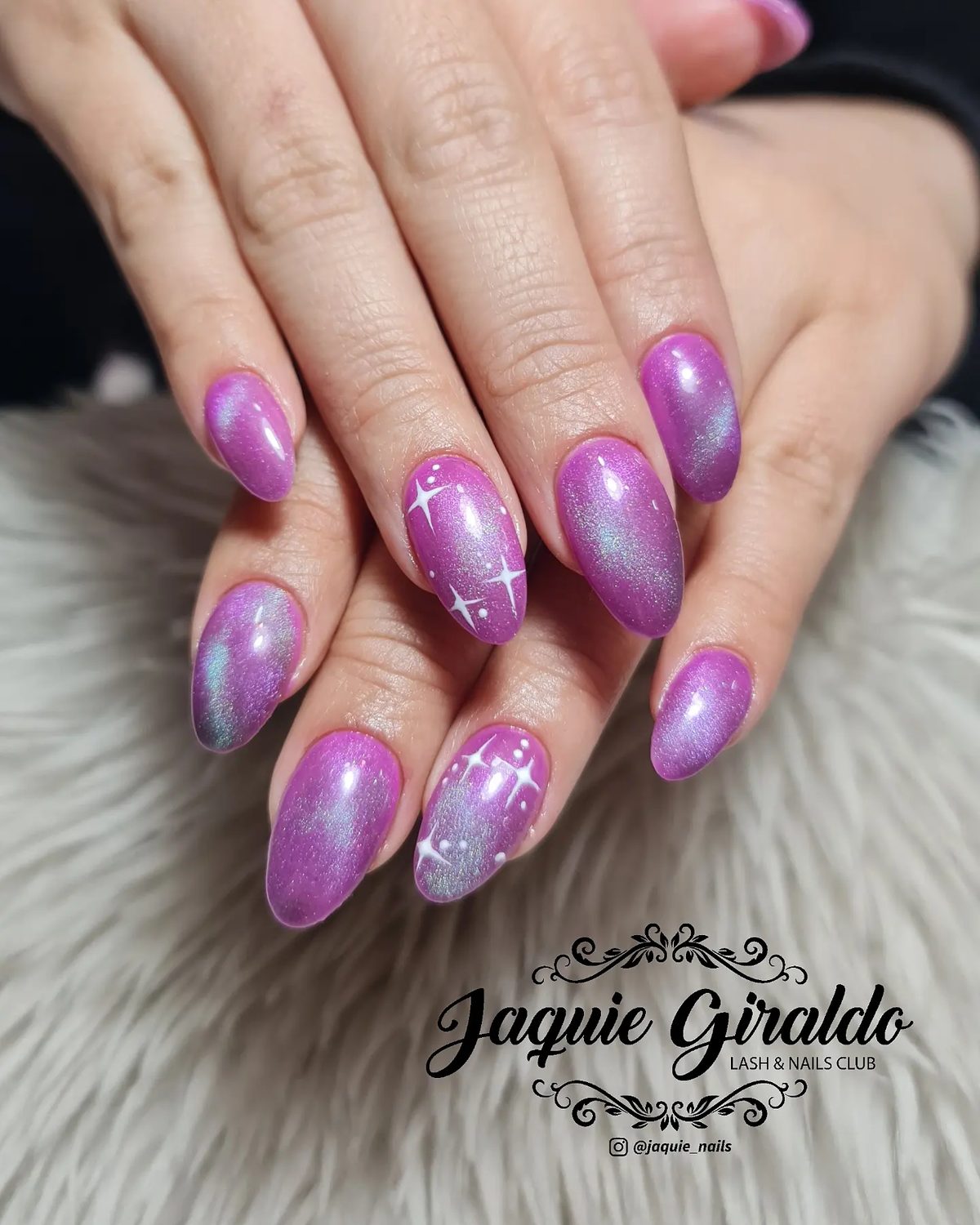 Uñas con efecto ojo de gato