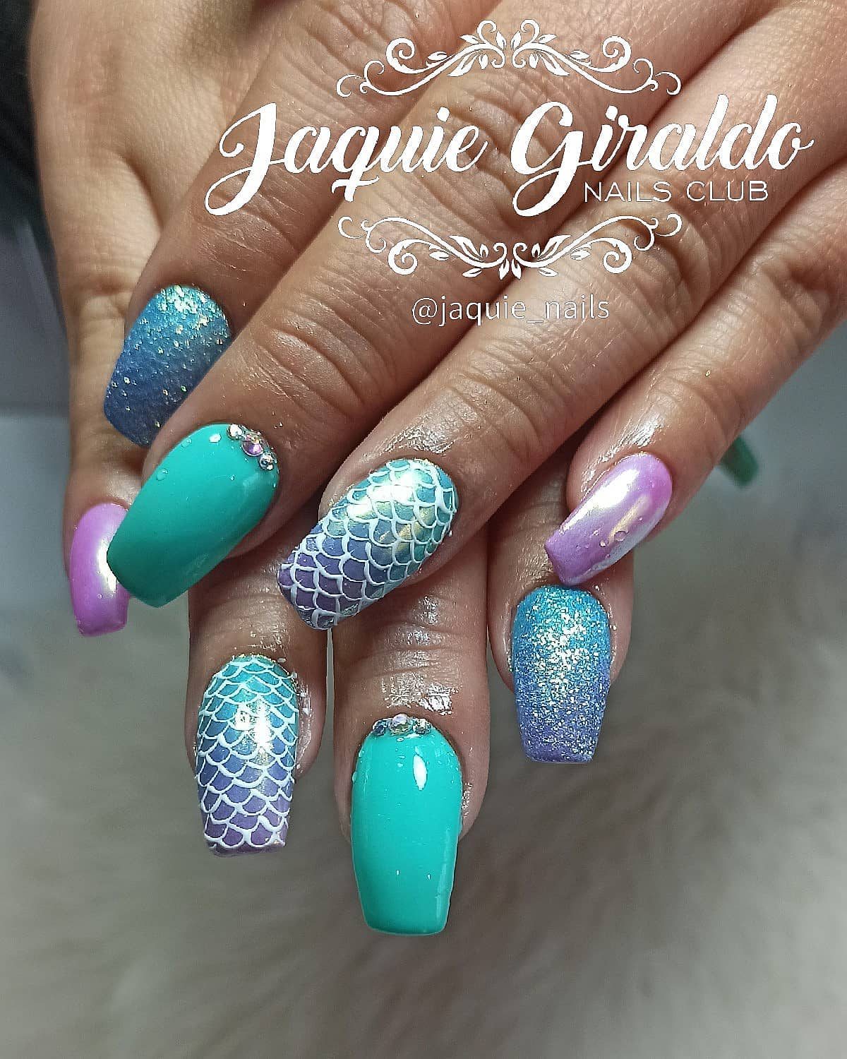 Diseño de uñas estilo sirena