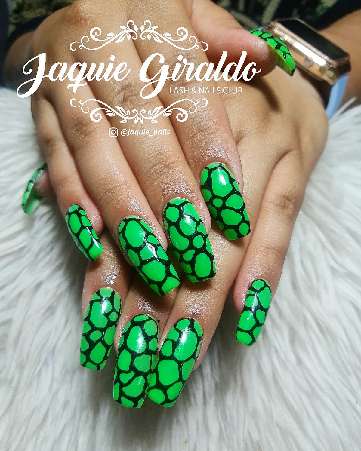 Diseño de uñas en tonos verdes