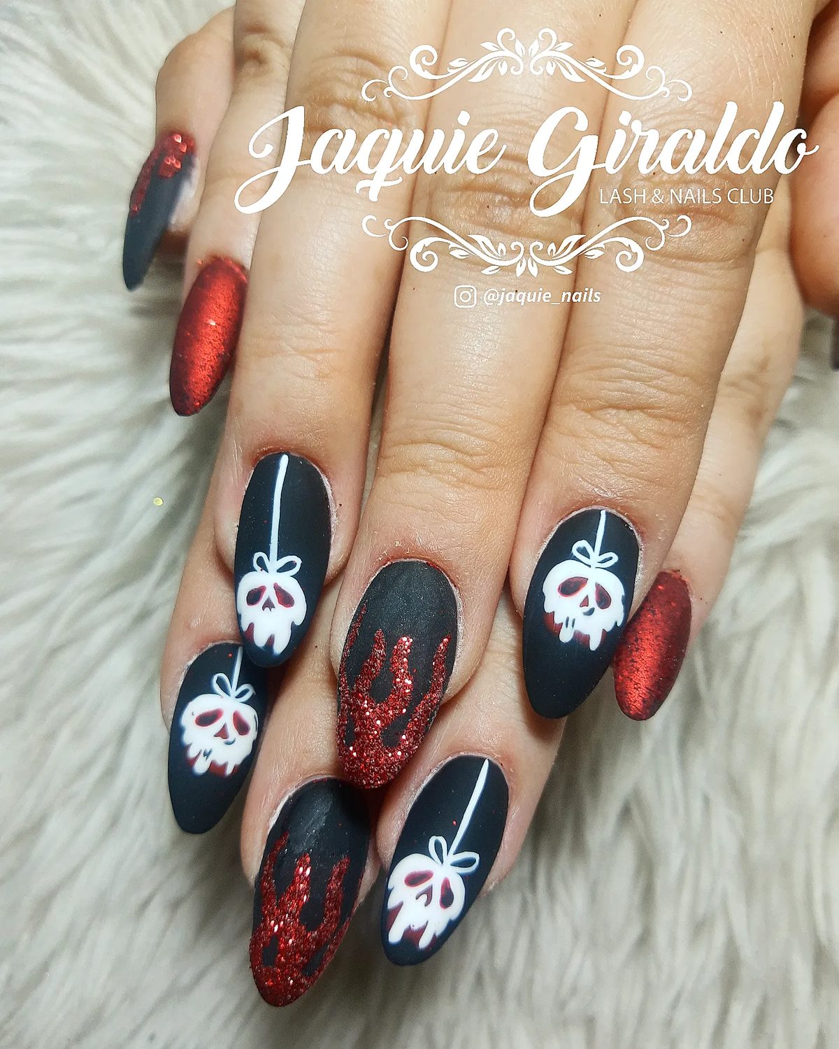 Diseño de uñas inspirado en Blancanieves