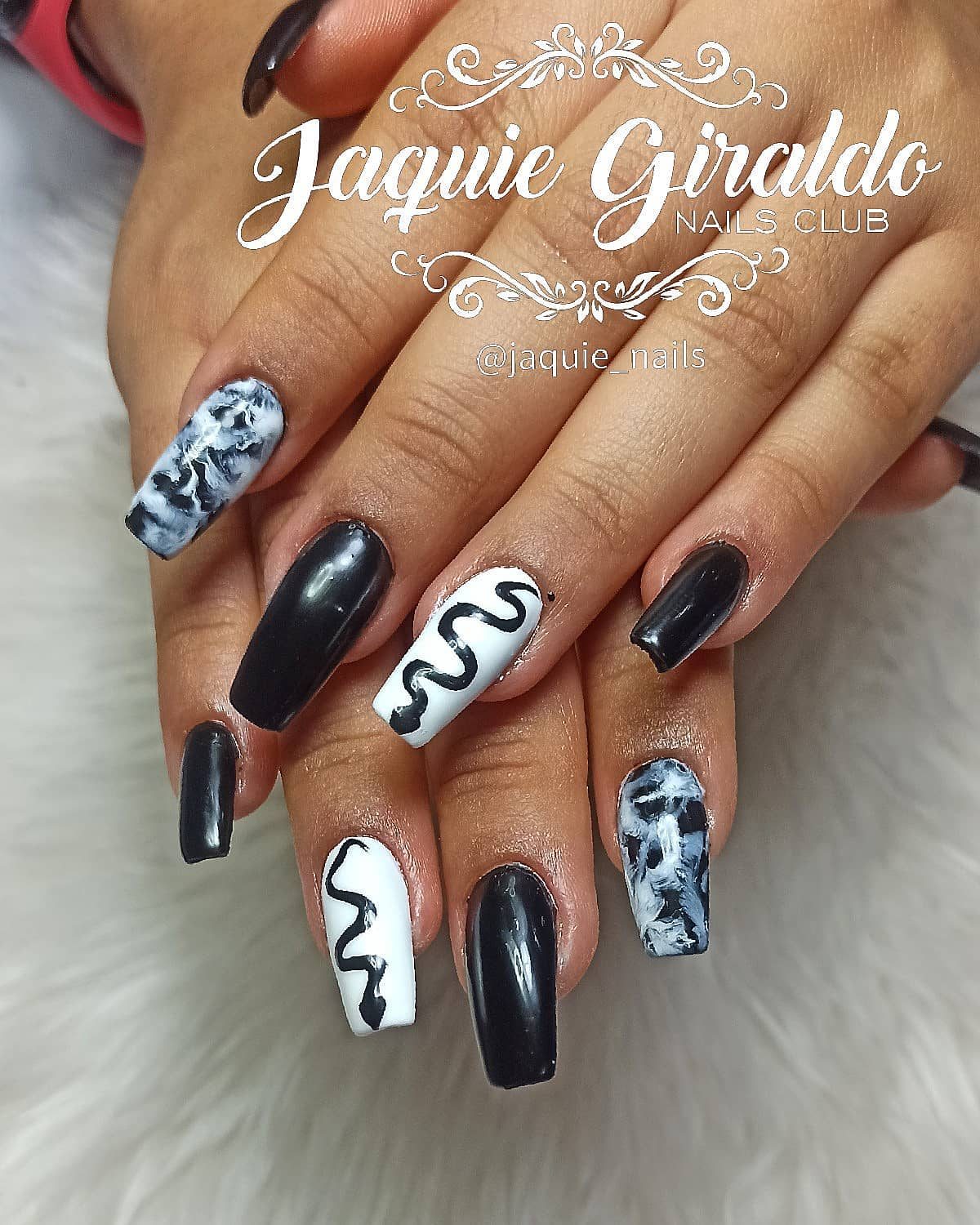 Diseño de uñas con efecto serpiente