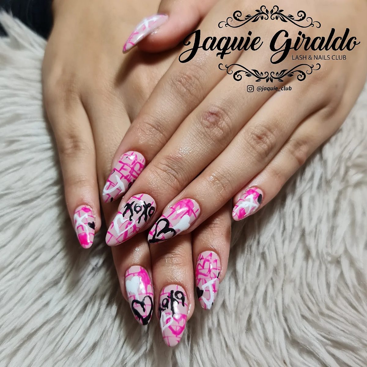 Diseño de uñas con moño