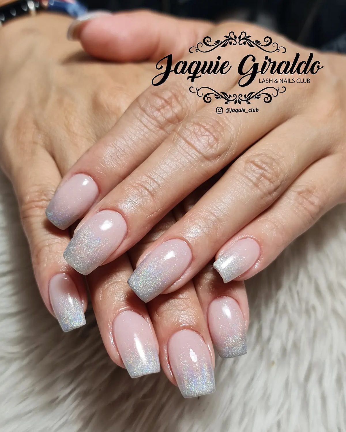 Uñas con efecto holográfico
