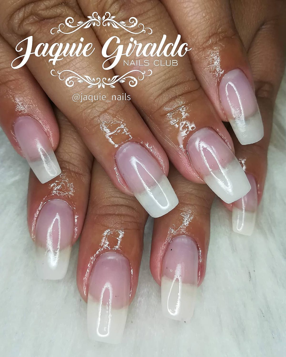 Uñas esculpidas en acrílico, efecto natural